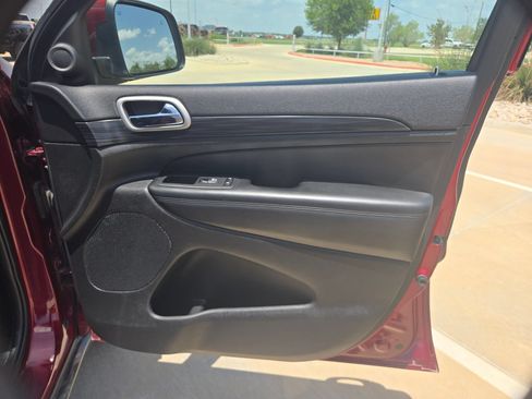 Used 2020 Jeep Grand Cherokee Laredo AWD/4WD image 26