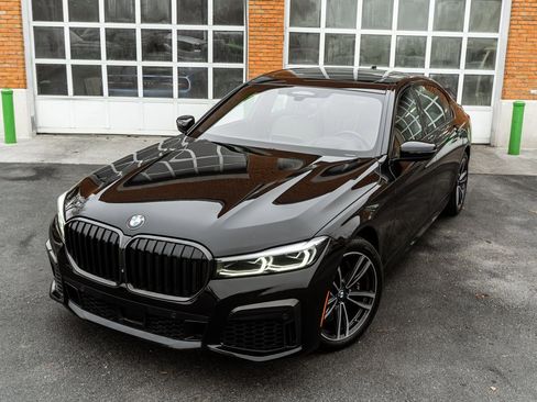 Used 2022 BMW 750i xDrive w/ Executive Package image 2