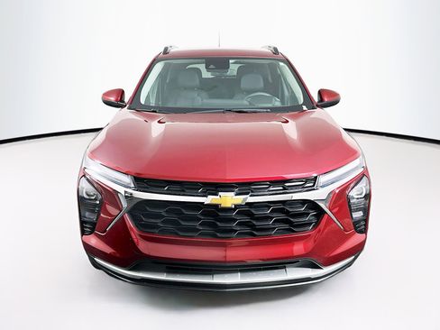 Used 2025 Chevrolet Trax LT image 2