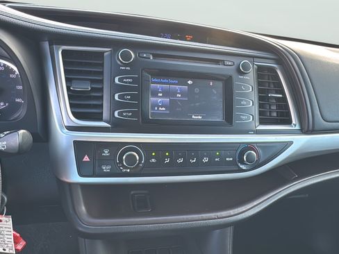 Used 2017 Toyota Highlander LE FWD image 15
