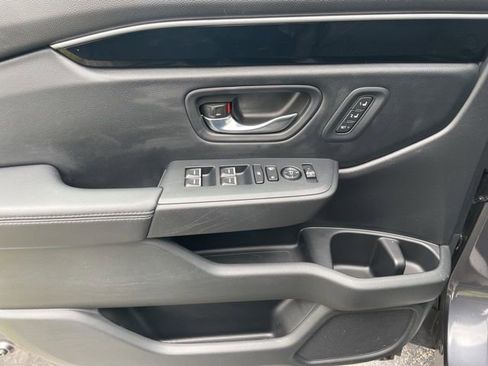 Used 2025 Honda Pilot Touring image 11