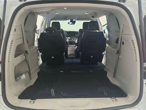 Used 2023 Chrysler Pacifica Touring-L FWD image 19