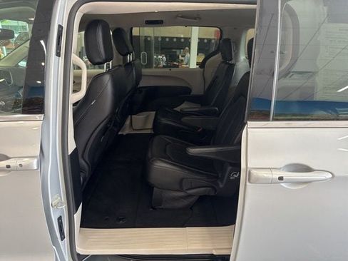 Used 2024 Chrysler Pacifica Touring-L FWD image 35