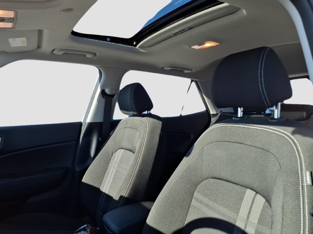 Used 2025 Hyundai Venue SEL FWD image 21
