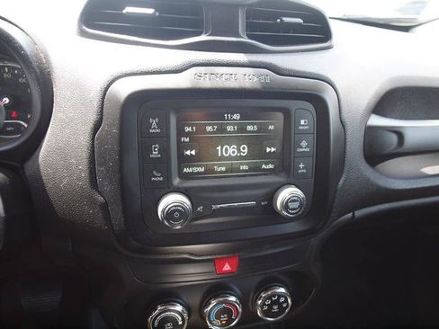 Used 2017 Jeep Renegade Latitude AWD/4WD image 10