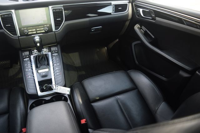 Used 2018 Porsche Macan AWD/4WD image 17