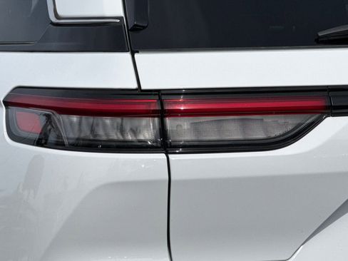 Used 2022 Jeep Grand Cherokee Limited image 45