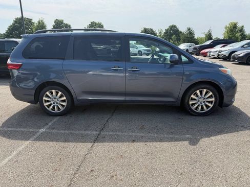 Used 2017 Toyota Sienna XLE Premium AWD/4WD image 4