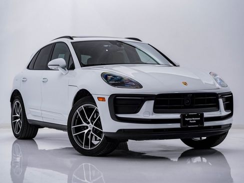 Certified 2025 Porsche Macan image 8