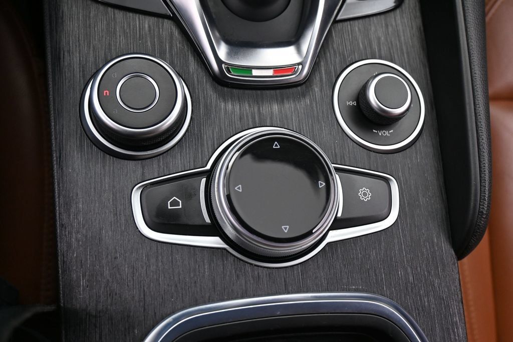 Used 2020 Alfa Romeo Giulia w/ Nero Edizione RWD image 22