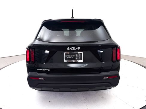 Used 2023 Kia Sorento LX FWD image 17
