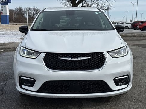 Used 2024 Chrysler Pacifica Touring-L image 3