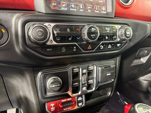 Used 2022 Jeep Gladiator Rubicon w/ Cold Weather Group AWD/4WD image 18