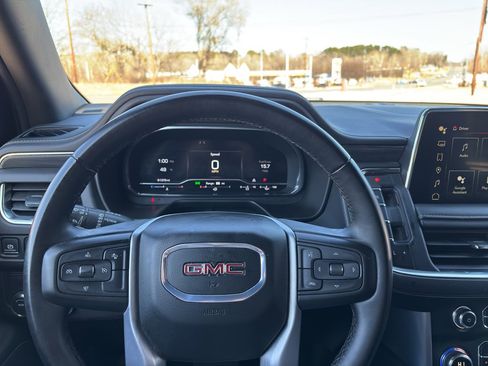 Used 2024 GMC Yukon SLT image 16