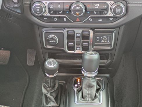 Used 2025 Jeep Wrangler Unlimited Sahara AWD/4WD image 16