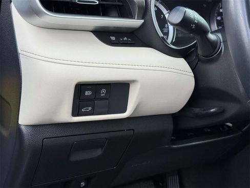 Used 2023 Toyota Highlander XLE image 9