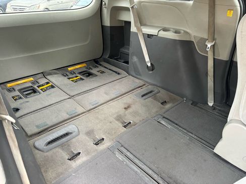 Used 2012 Toyota Sienna LE image 18