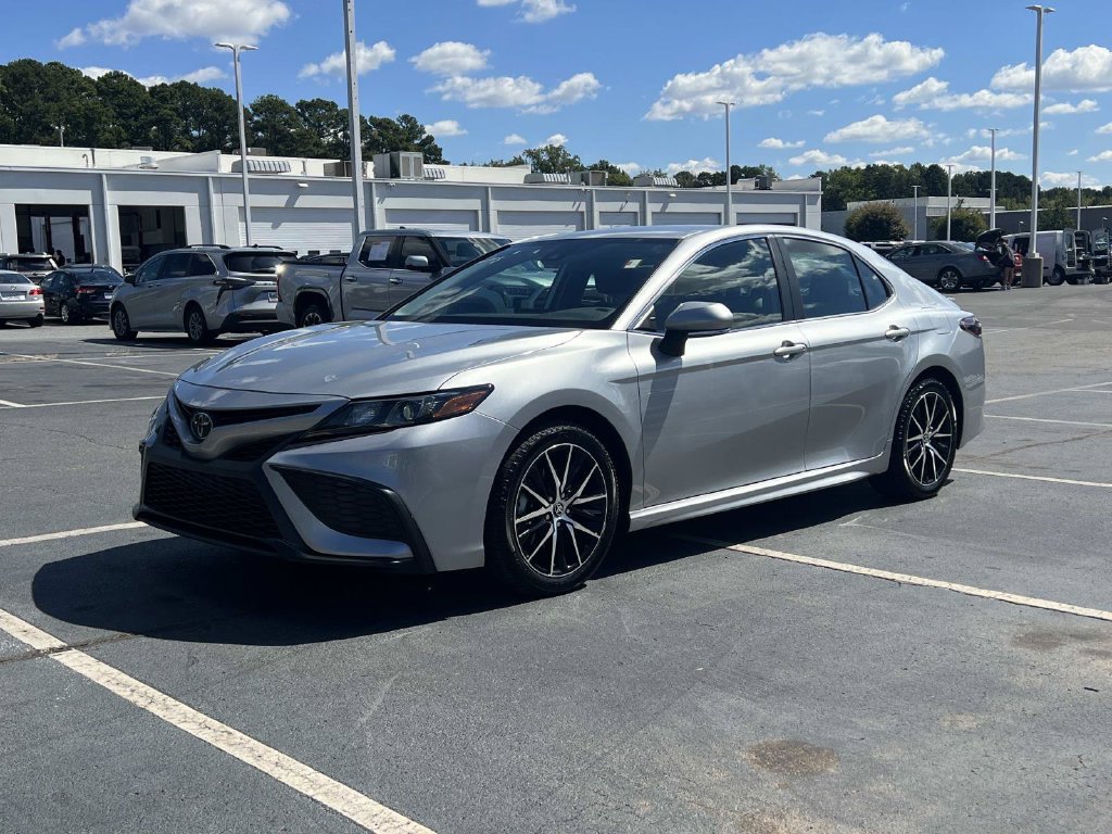 Used 2024 Toyota Camry SE FWD image 4