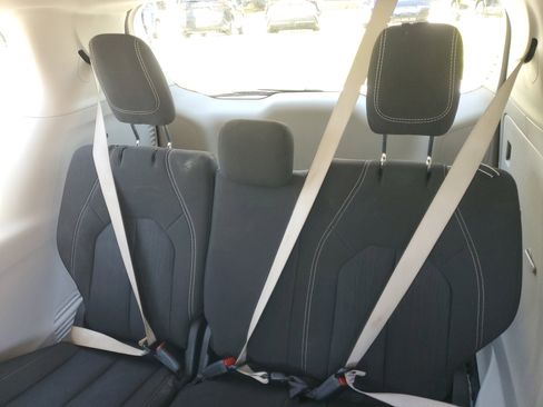 Used 2022 Chrysler Voyager LX image 15