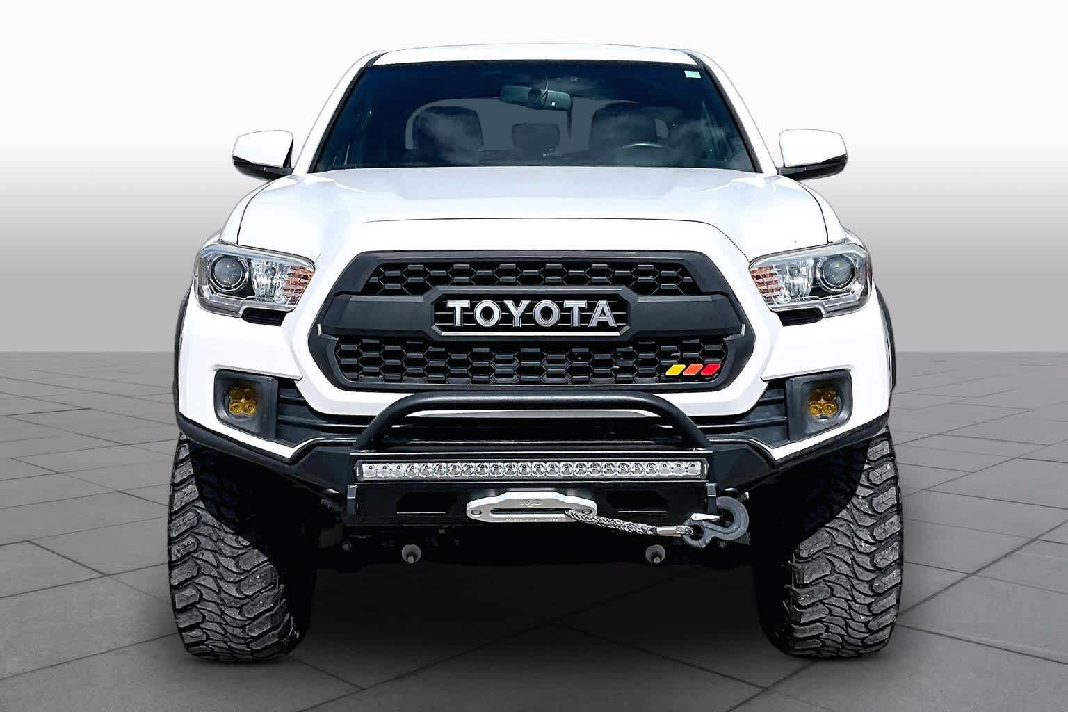 Used 2017 Toyota Tacoma TRD Off-Road w/ Tow Package (A/T) AWD/4WD image 4