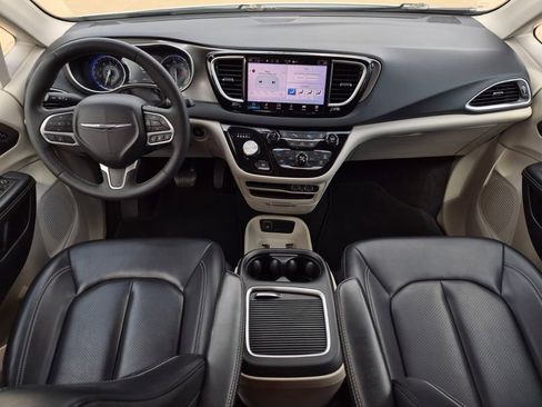 Used 2023 Chrysler Pacifica Touring-L FWD image 13