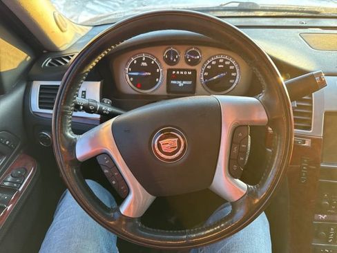 Used 2011 Cadillac Escalade Luxury image 10