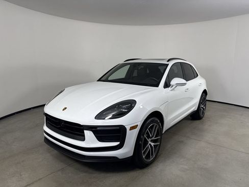 Certified 2025 Porsche Macan AWD/4WD image 1