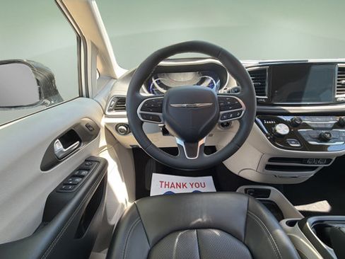 Used 2024 Chrysler Pacifica Limited FWD image 8
