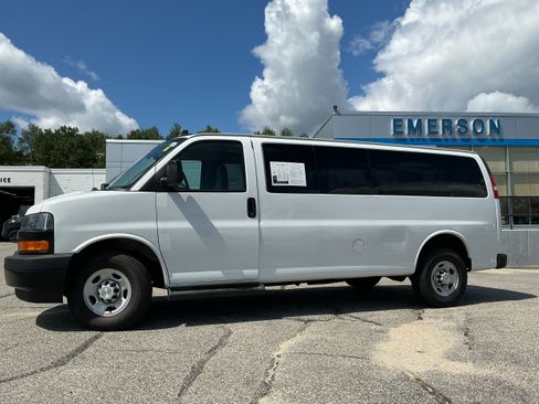 Used 2023 Chevrolet Express 3500 LS RWD image 2