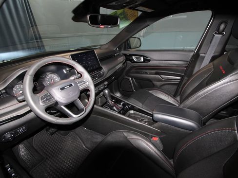 Used 2025 Jeep Compass Trailhawk AWD/4WD image 2