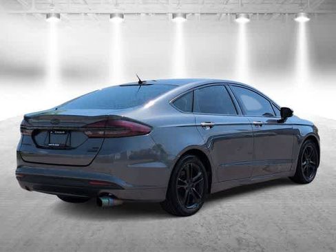 Used 2018 Ford Fusion SE w/ Fusion SE Technology Package FWD image 8