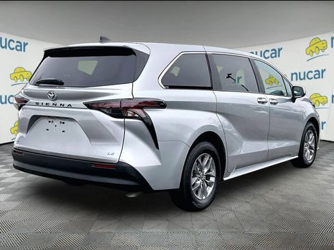Used 2025 Toyota Sienna LE image 6