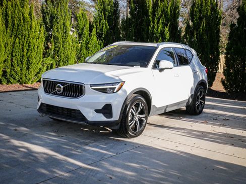 Used 2025 Volvo XC40 B5 Core image 5
