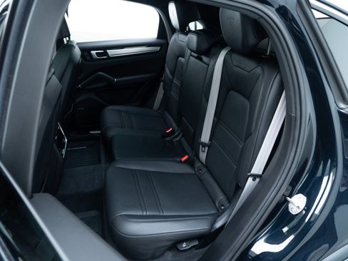 Used 2022 Porsche Cayenne Platinum Edition image 32