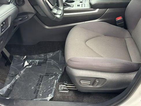 Used 2025 Toyota Highlander LE AWD/4WD image 28