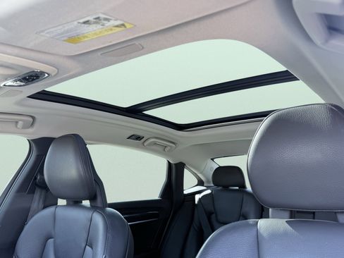 Used 2018 Volvo S90 T5 Momentum w/ Convenience Package image 3