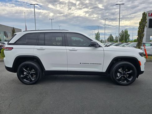 Used 2023 Jeep Grand Cherokee Altitude AWD/4WD image 6