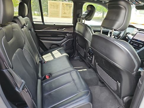 Used 2022 Jeep Grand Cherokee Overland w/ Luxury Tech Group IV AWD/4WD image 16