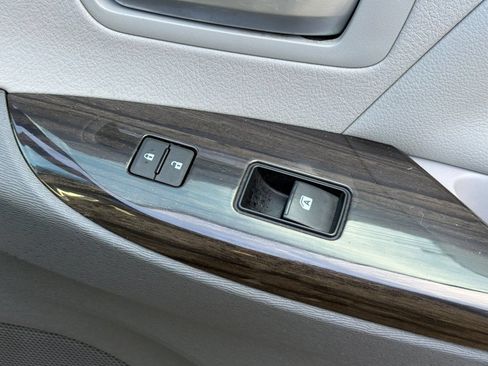 Used 2016 Toyota Sienna XLE w/ XLE Navigation Package FWD image 21