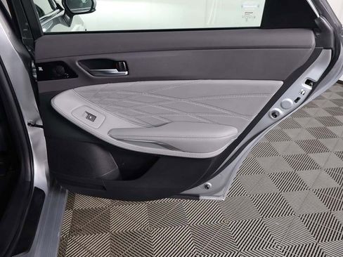 Used 2019 Toyota Avalon Limited image 30
