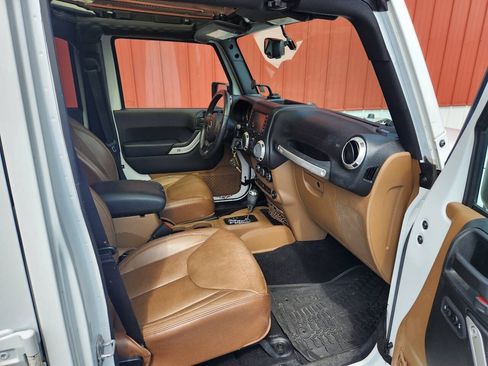 Used 2017 Jeep Wrangler Unlimited Sahara w/ Connectivity Group AWD/4WD image 14