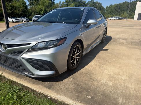 Used 2023 Toyota Camry SE FWD image 1