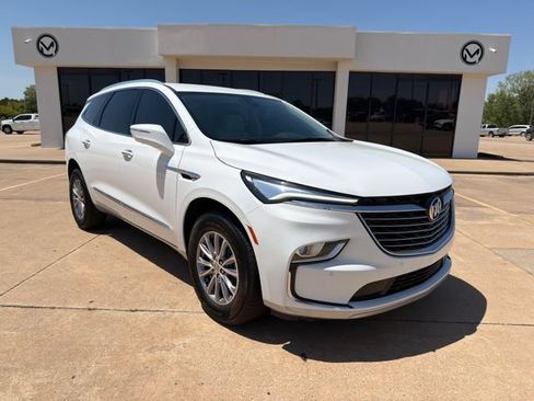 Used 2024 Buick Enclave Essence w/ Technology Package FWD image 2