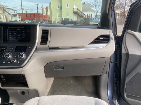 Used 2016 Toyota Sienna LE image 30