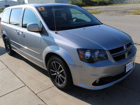 Used 2017 Dodge Grand Caravan GT image 3