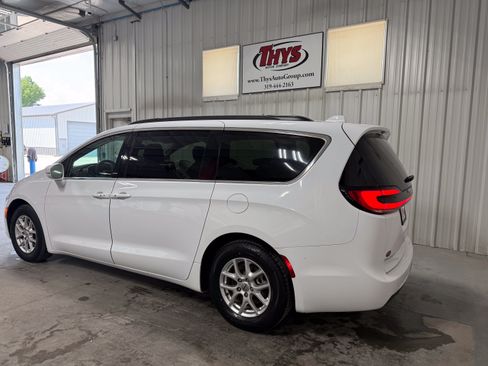 Used 2022 Chrysler Pacifica Touring-L FWD image 12