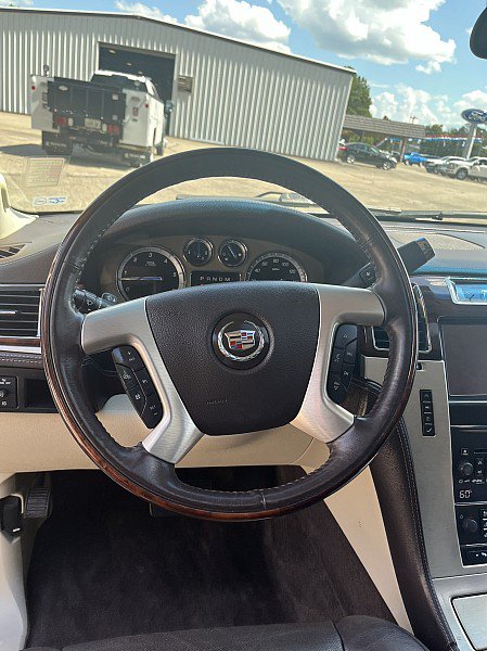 Used 2013 Cadillac Escalade Platinum RWD image 9