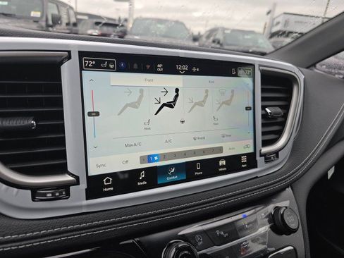 New 2026 Chrysler Pacifica Select image 33