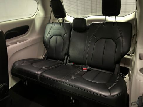 Used 2024 Chrysler Pacifica Touring-L image 24