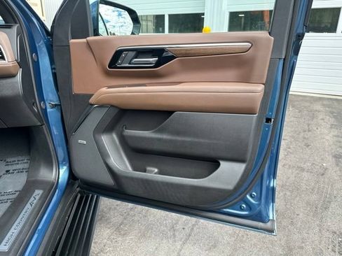 Used 2025 Chevrolet Tahoe High Country AWD/4WD image 11